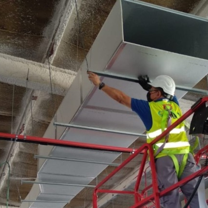 Imagen de sala técnica de SatClima con trabajador