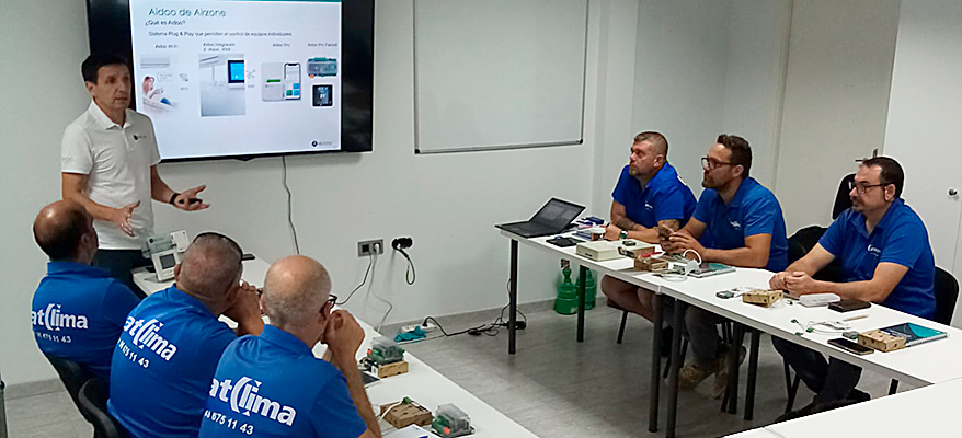 Profesionales de SatClima en formación de aire acondicionado y equipos de climatización.