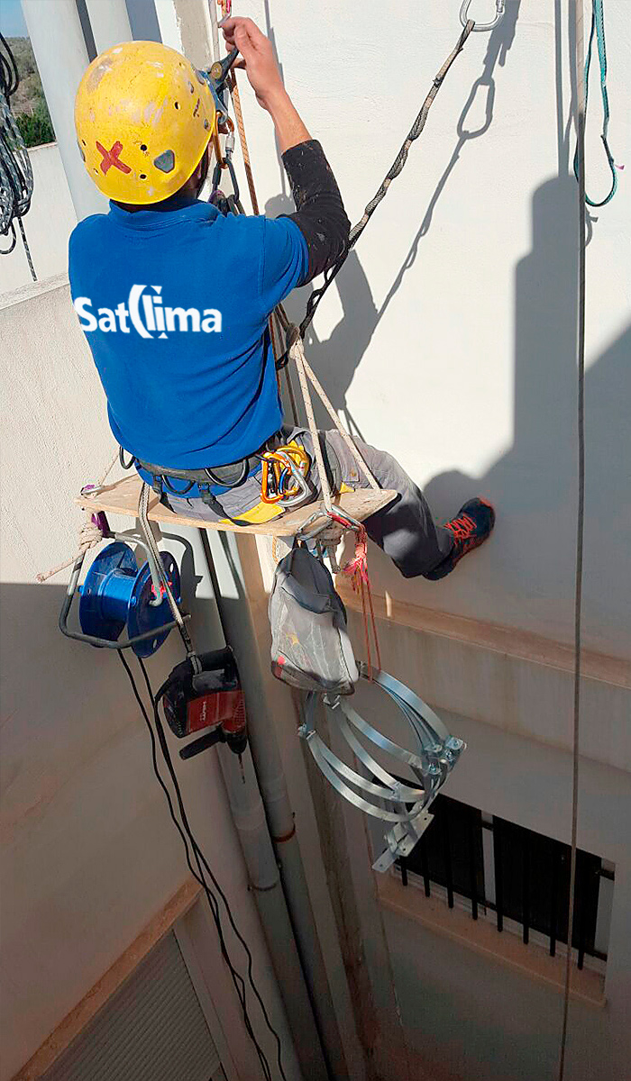 TRABAJOS EN ALTURA INSTALACION AIRE ACONCICIONADO